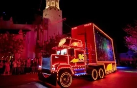Un vehículo de la película de animación "Cars" iluminado durante el desfile nocturno que regresa en el marco del inicio del primer "Pixar Fest" en el parque Disney en Anaheim, California . 