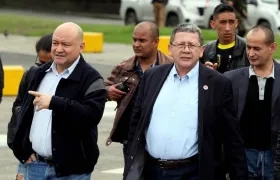 Los integrantes del Consejo Político Nacional del partido Fuerza Alternativa Revolucionaria del Común (FARC), Carlos Lozada (i) y Pablo Catatumbo (c) 