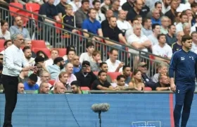 El técnico de Manchester United, José Mourinho y el entrenador del Tottenham, Mauricio Pochetino.