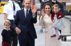 La familia real británica con los príncipes Jorge y Carlota.