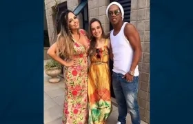 Ronaldinho al lado de sus novias Priscilla Coelho y Beatriz Sousa.