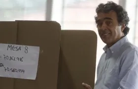 Sergio Fajardo, votando el día de la primera vuelta