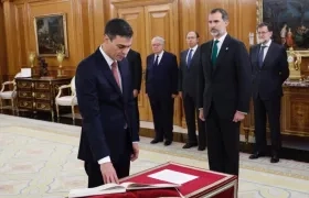 Pedro Sánchez jura su cargo ante el Rey Felipe VI.