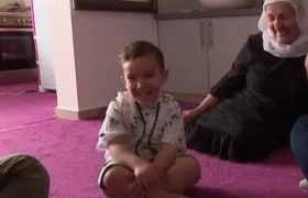En el reportaje televisivo se ve y se oye al niño reconociendo en inglés diversos objetos.