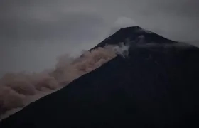 Así se ve la nube ardiente del volcán. 