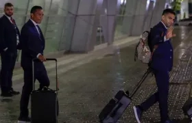 Falcao García y Carlos Bacca bajan del avión tras su llegada Kazán. 