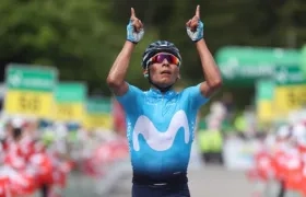 Nairo Quintana celebra, tras imponerse en el llegada. 