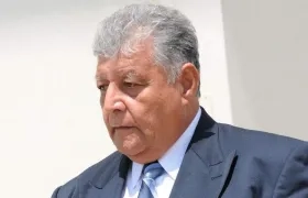 El exmilitar chileno Pedro Barrientos sale del Tribunal Federal en Orlando, Florida.