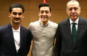 Gundogan, Mesut Özil y el presidente de Turquía, Recep Tayyip Erdogan.