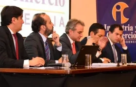 El Superintendente Pablo Felipe Robledo durante la rueda de prensa.
