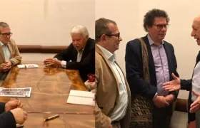 Rodrigo Londoño, alias 'Timochenko' y los demás dirigentes de las FARC reunidos con Felipe González y Ricardo Lagos.
