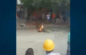 Moto quemada en el barrio Las Palmas.