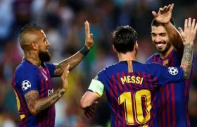 Arturo Vidal y Luis Suárez se felicitan con Lionel Messi. 