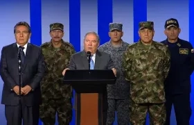 El Ministro de Defensa en rueda de prensa con el fiscal y la cúpula militar.