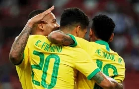 Neymar celebra con Firmino. 