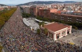 Miles de personas que participan en las "Marchas por la libertad" entran en Barcelona por la Avenida Meridiana hoy viernes.