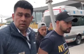 Los dos venezolanos expulsados (derecha).