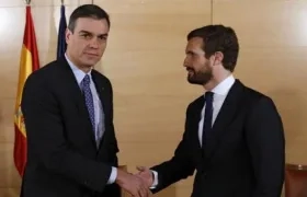 Pablo Casado (derecha) le dice no a Pedro Sánchez (izquierda) para seguir gobernando.