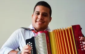 El músico Iván Andrés De Hoyos con el acordeón robada.