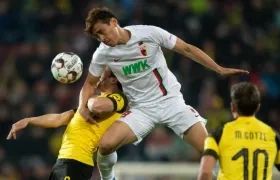 Ji Dong-Won disputa la pelota con dos jugadores del Dortmund. 