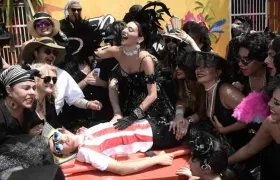 La Reina del Carnaval Carolina Segebre, con las demás viudas alegre, llorando la muerte de Joselito.