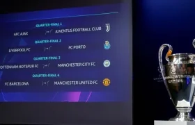 El trofeo de la Liga de Campeones de la UEFA junto a los emparejamientos de cuartos de final de la Liga de Campeones