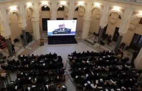 Varias personas observan una retransmisión televisiva del juicio al exlíder serbobosnio Radovan Karadzic (c), condenado a cadena perpetua por la Corte de la ONU, este miércoles en Sarajevo (Bosnia-Herzegovina).