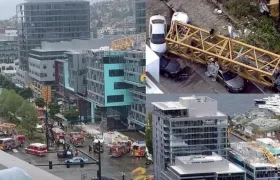 Grúa colpsa en pleno centro de Seattle dejando 4 personas muertas.