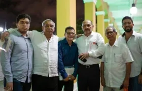 Juan Pabón, segundo de izquierda a derecha, el día del lanzamiento del libro  'La democracia en América Latina, un modelo en crisis'.