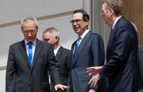  El viceprimer ministro chino, Liu He (i), se despide del el secretario del Tesoro estadounidense, Steven Mnuchin (c), y del encargado de comercio exterior de EE.UU., Robert Lighthizer (d).