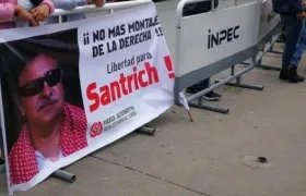 Varias personas esperan la salida del jefe guerrillero 'Jesús Santric' de la cárcel.