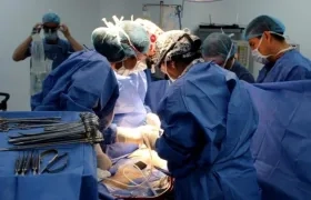 Fotografía cedida por la Fundación Cardiovascular de Colombia que muestra a un grupo de cirujanos mientras realizan una cirugía.