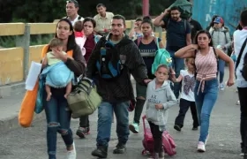  Ciudadanos venezolanos cruzan desde su país hacia Colombia este sábado, por el Puente Internacional Simón Bolívar, en Cúcuta