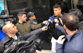 Andrés Roa atiende a los reporteros en Argentina. 