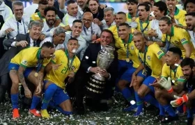 Jair Bolsonaro y los jugadores de Brasil.