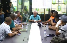 El Alcalde Joao Herrera reunido con representantes de los comerciantes.