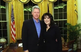 El entonces presidente de Estados Unidos Bill Clinton y Mónica Lewinsky en 1997.