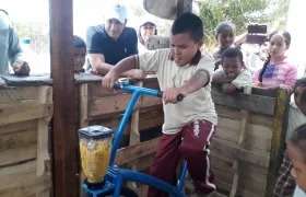 Los niños practicando con la bicilicuadora.