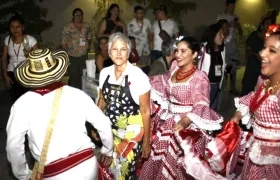 La directora de la feria Patricia Maestre bailando cumbia.