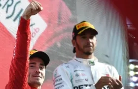 Charles Leclerc y Lewis Hamilton en el podio de la carrera. 