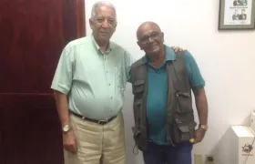 Eduardo Torres Cuevas con Moisés Pineda Salazar.