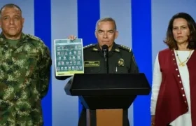 El Director de la Policía y la Ministra del Interior muestran el cartel de los más buscados.