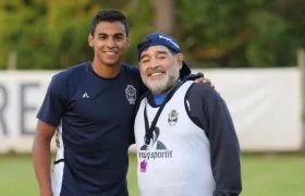 Lucas Serna en fotografía con Diego Maradona. 