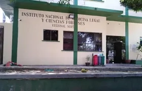 El cuerpo de Eder Danilo Barraza Vizcaíno fue llevado a Medicina Legal. 