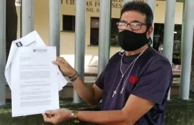 Omar Montoya Téllez muestra las cartas dirigidas a la Fiscalía para pedir avances en las investigaciones. 