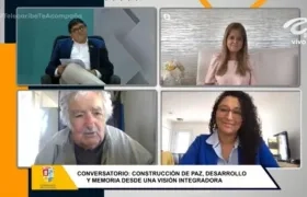 El rector de UniAtlántico, la Gobernadora del Atlántico, el expresidente de Uruguay, José Pepe Mujica, y Mariela Grubert.  