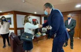 Procuradora electa Margarita Cabello saluda en su despacho al Procurador Fernando Carrillo.