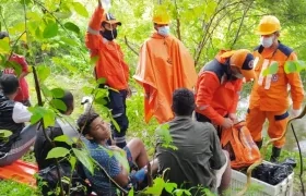 Defensa Civil con parte de los pescadores rescatados