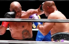 Mike Tyson y Roy Jones Jr., durante la pelea.