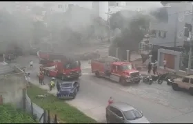 Momentos en que bomberos atienden la emergencia. 